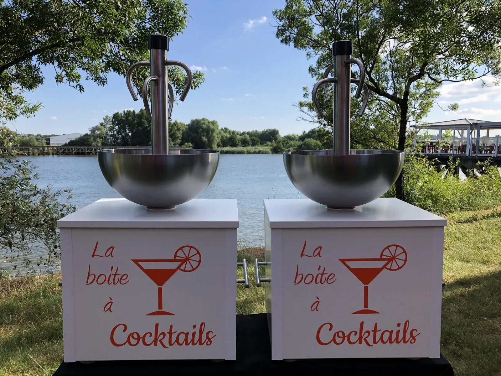 Fontaine à cocktails installée en bord de Loire