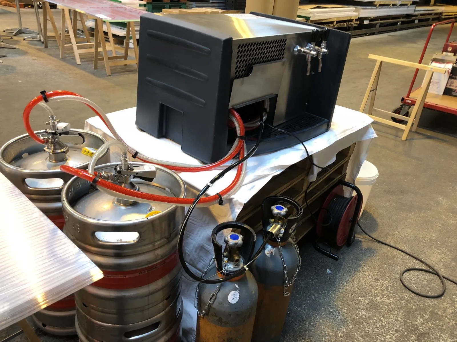 Comptoir équipé d'une tireuse et de fûts de bière